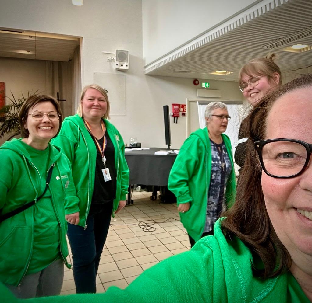 Joukko naisia vihreissä huppareissa