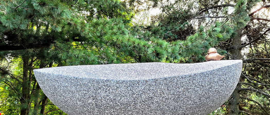 Muistelupaikka minnesplats på Sandudds begravningsplats.