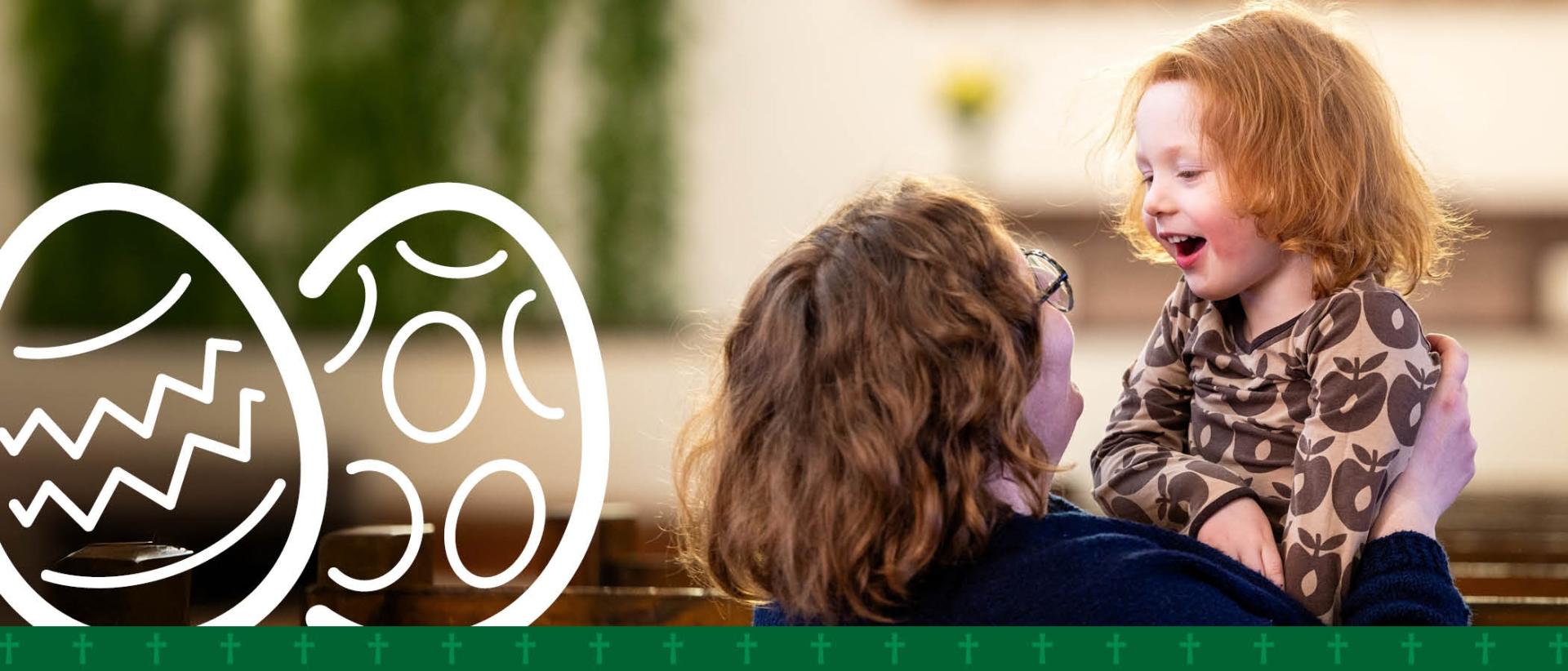 Selin oleva nainen nostaa syliss&auml;&auml;n olevan lapsensa korkealle