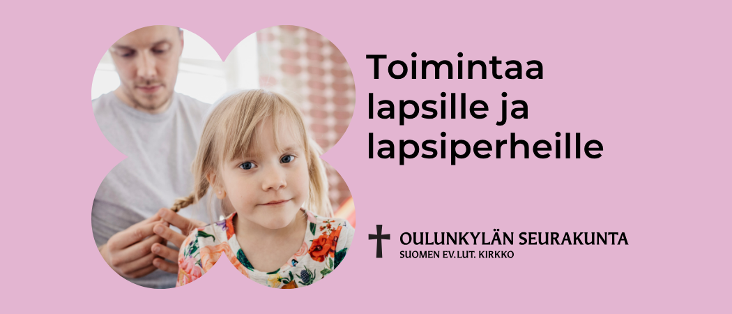 Vanhempi seisoo lapsen takana ja letittää lapsensa hiuksia. Lapsi on etualalla ja katsoo kameraan.