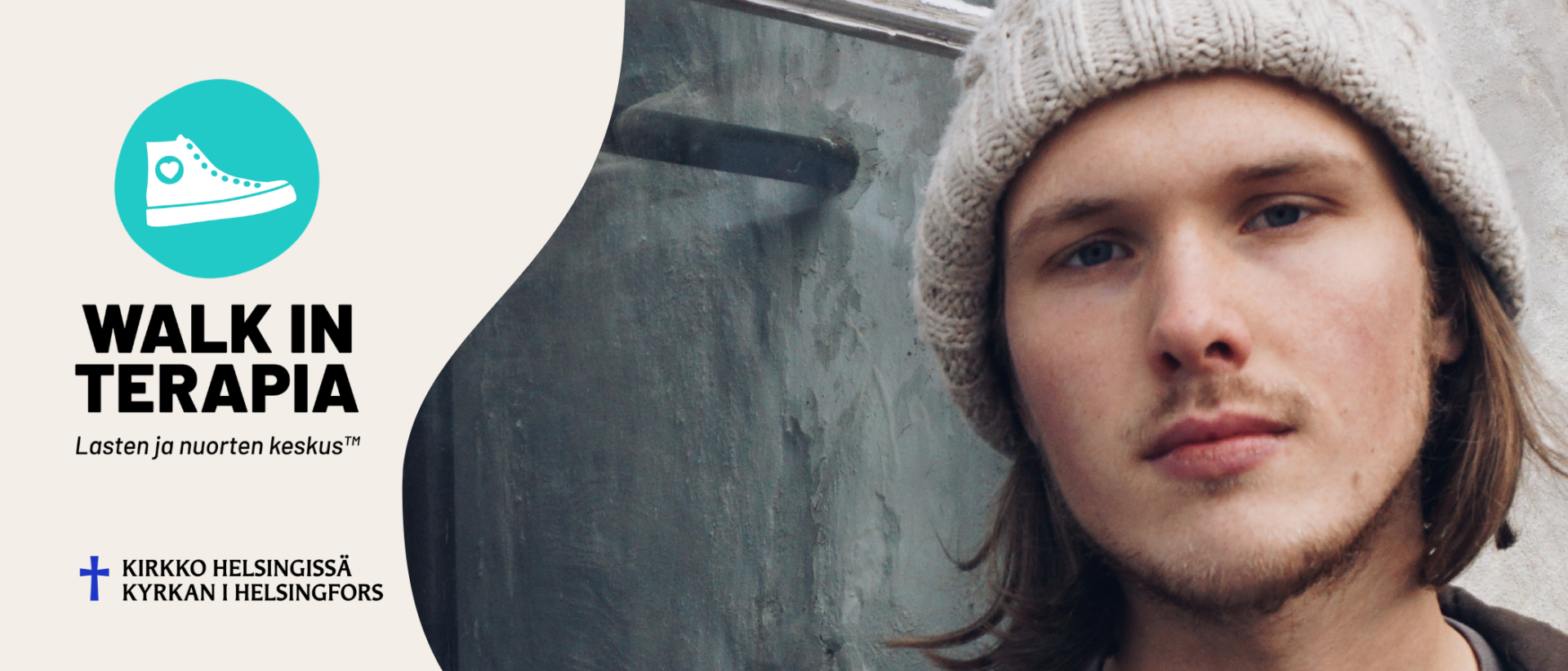 Nuori mies pipo vaalea myssy päässä katsoo kameraan, oikeassa reunassa vaalealla pohjalla walk in terapian ja Kirkko Helsingissä logot