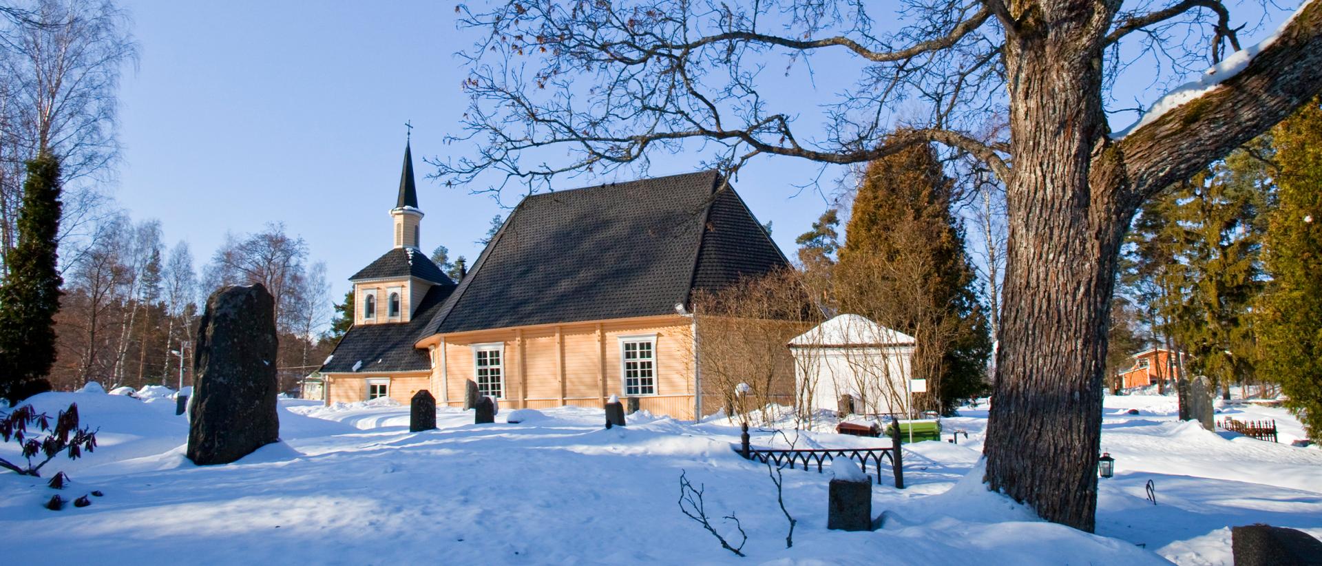 Östersundomin kirkko talvella lumen keskellä aurinkoisena päivänä