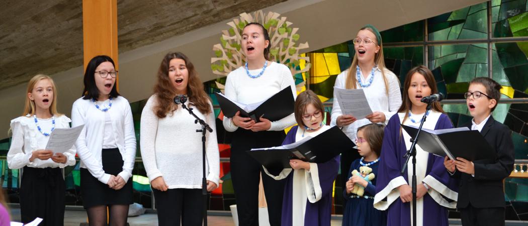 Kuorolaisia lapsi- ja nuorisokuoro Kannelkelloista laulamassa Kannelmäen kirkossa