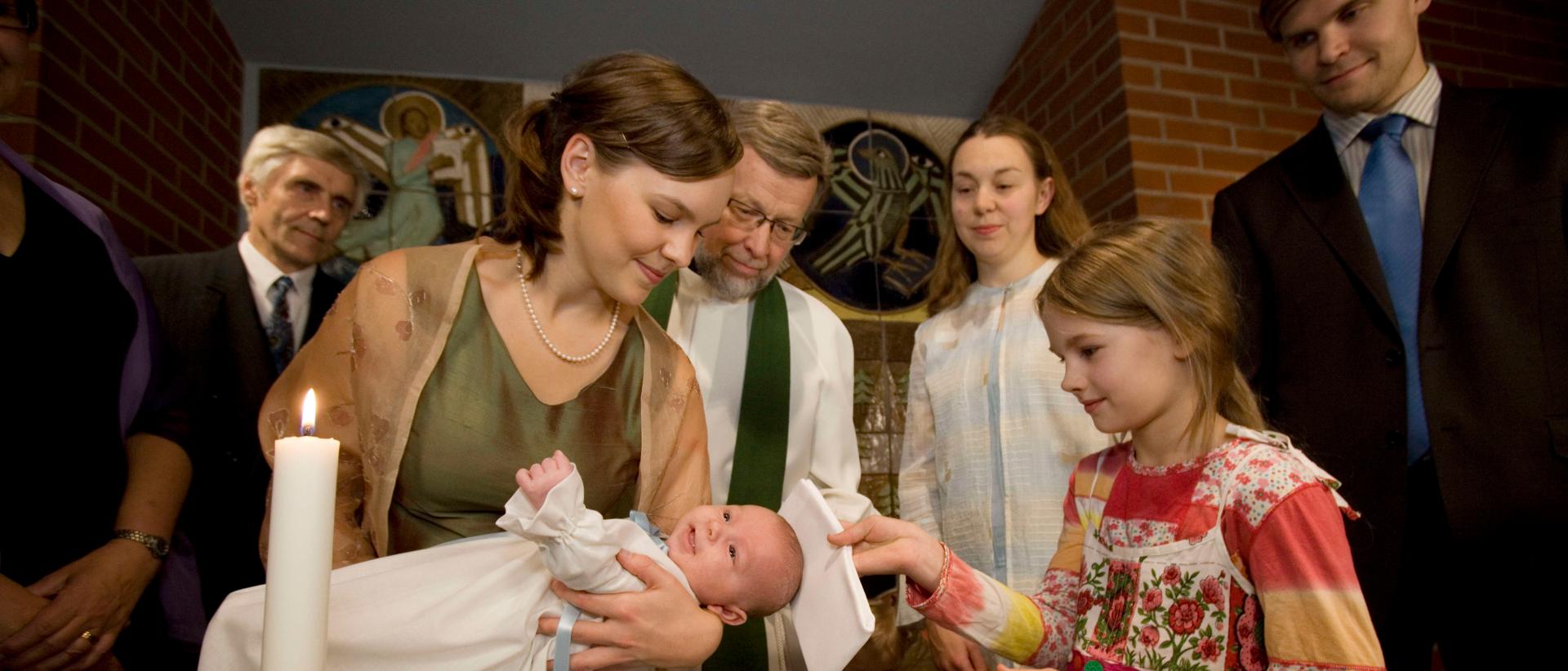 Lapsi kastetaan Matteuksen kirkossa