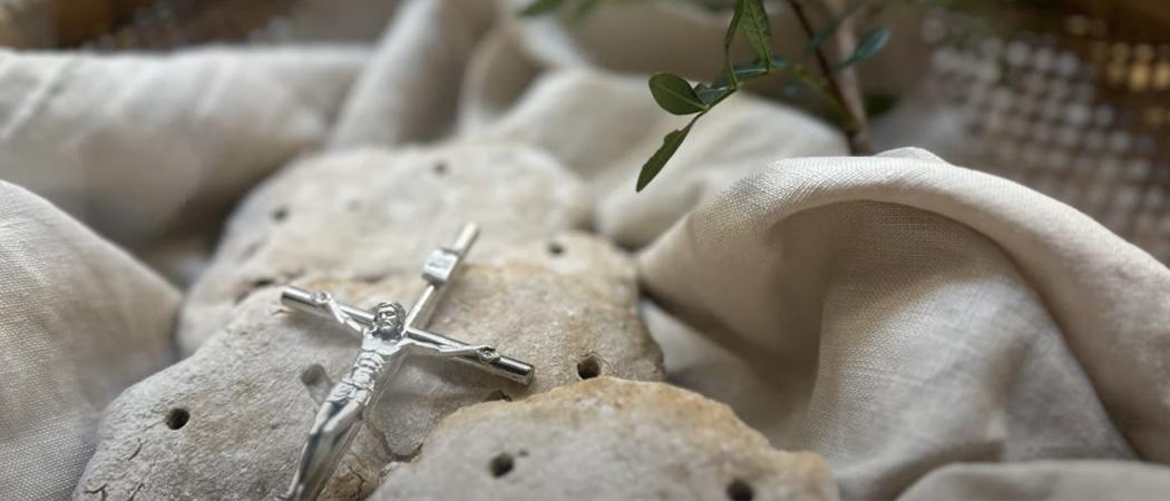 Leipiä, joissa krusifiksilla painettu risti