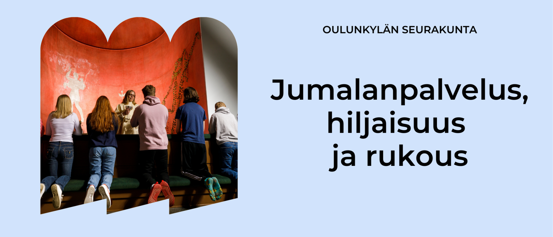 ihmisiä polvistuneena Käpylän kirkon alttarille. Pappi jakaa ehtoollista. Kuvaaja Jani Laukkanen