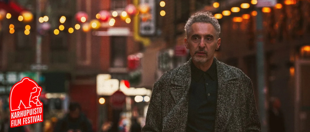 Kuva elokuvasta The Only Living Pickpocket in New York. Kuvassa n&auml;yttelij&auml; John Turturro k&auml;velem&auml;ss&auml; New Yorkin kadulla.