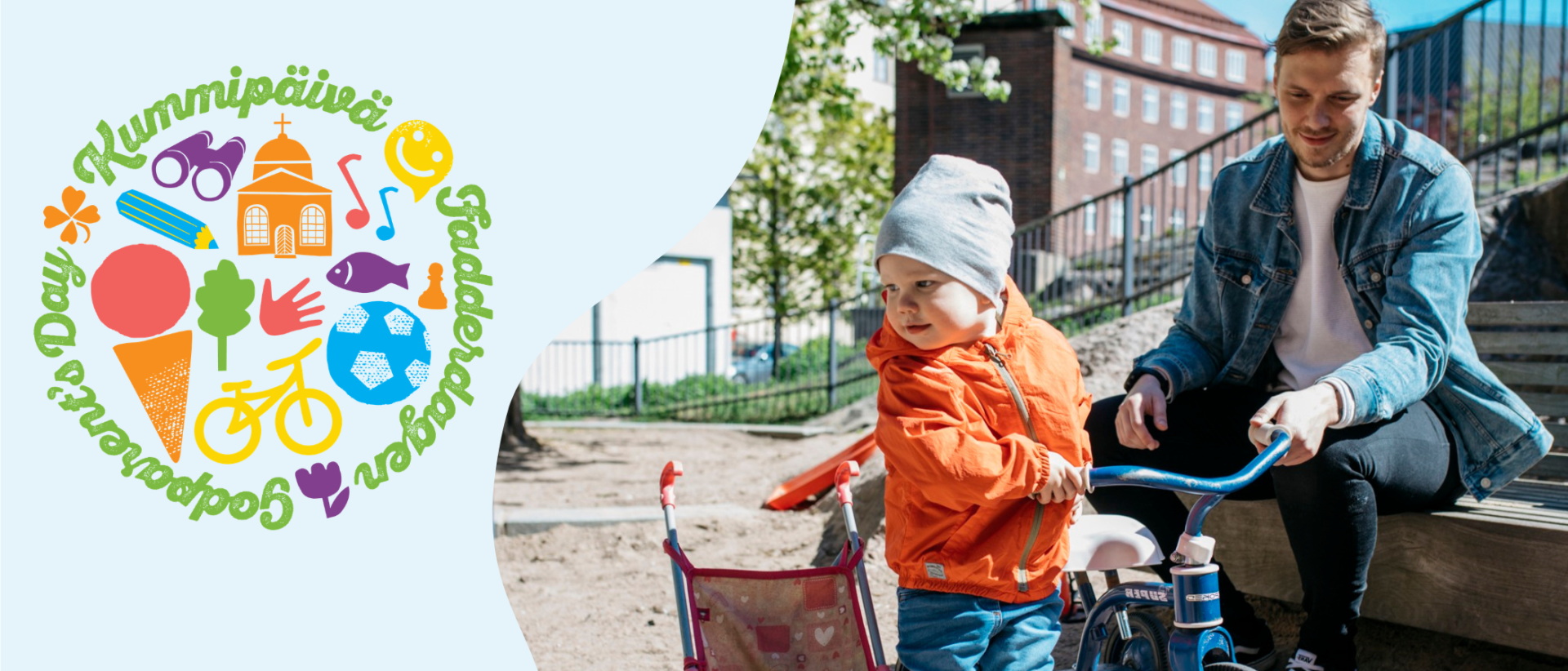 Leikki-ikäinen lapsi leikkii nukenrattailla ulkona, aikuinen istuu vieressä penkillä. Taustalla kerrostaloja.