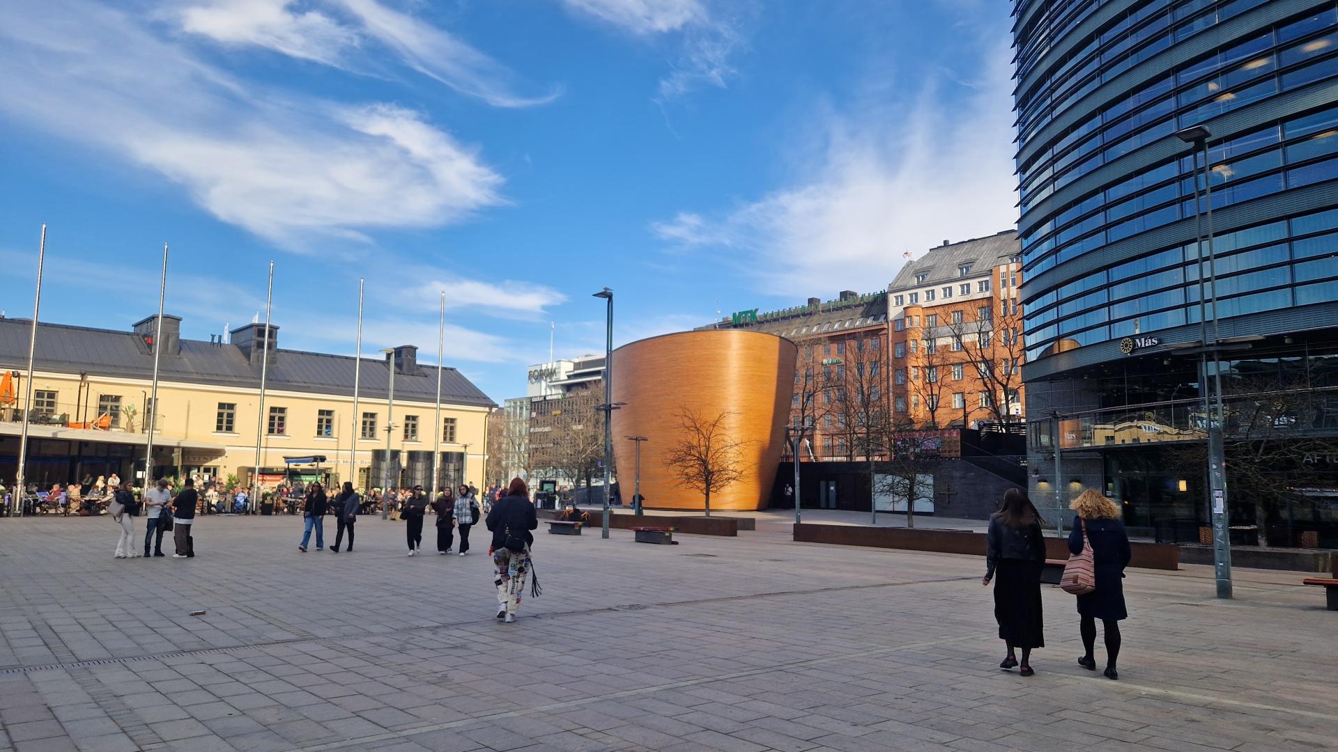Kampin kappeli Narinkkatorin suunnalta, vasemmalla näkyy Kulttuurikasarmi