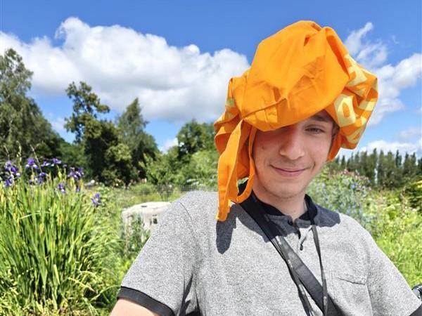 Kesätöissä auringolta suojautuminen on vapaata, mutta pakollista. Sivari Oiva Haapoja palstakahveilla