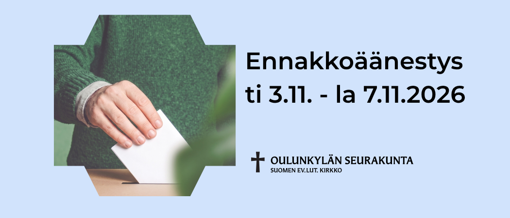 Henkilö on pudottamassa äänestyslippua vaaliuurnaan