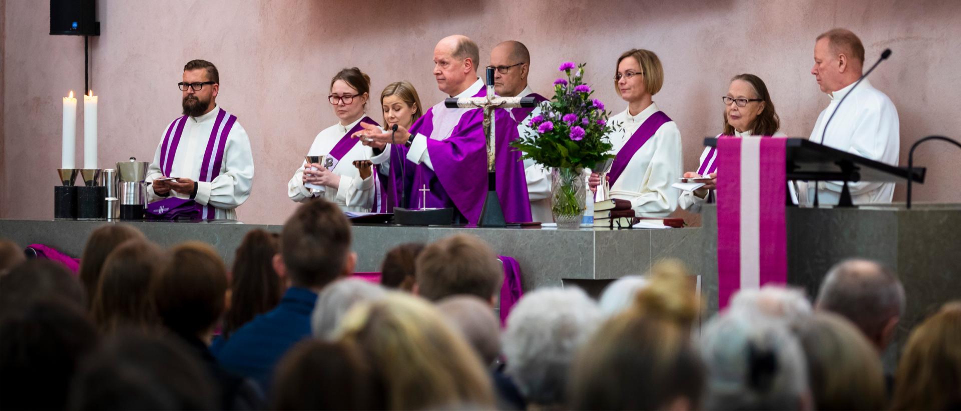 Mikaelin seurakunnan messussa kirkkoherra Martti Häkkänen kutsuu ehtoolliselle yhdessä muiden työntekijöiden ja avustajien kanssa Kuva: Esko Jämsä