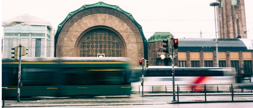 liikennettä Helsingin rautatieaseman edessä Makkaratalolta nähtynä